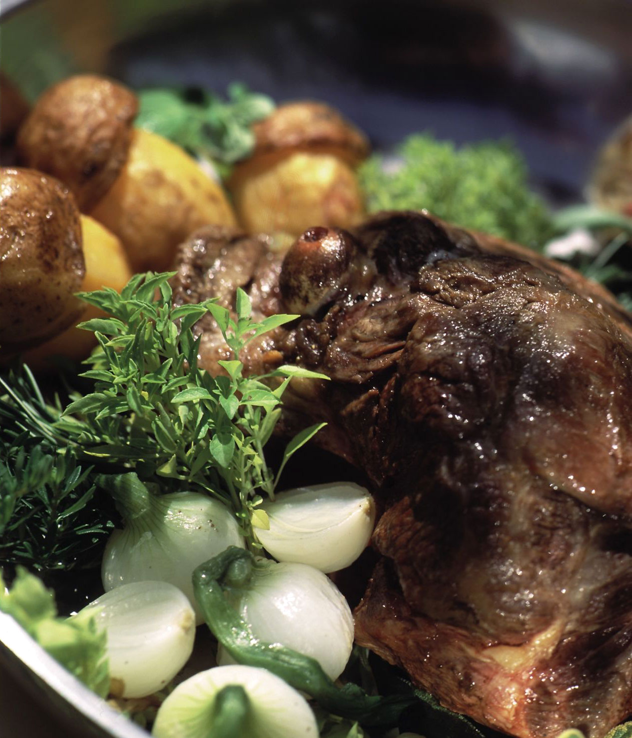 Rezept zu Ostern: Lammkeule mit frischen Kräutern und Kartoffelpilzen ...